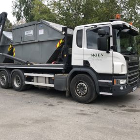 Hvit lastebil med 2 containere