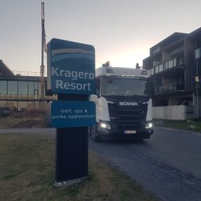Skilt Kragerø resort og hvit lastebil i bakgrunn