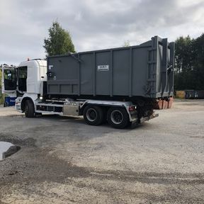 Hvit lastebil med stor container
