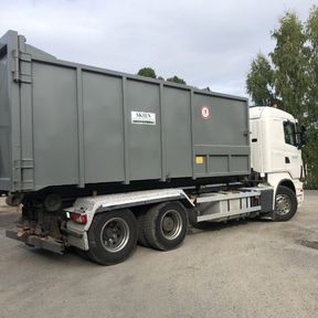 Lastebil med stor container