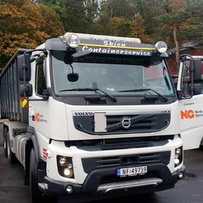 Hvit lastebil med container